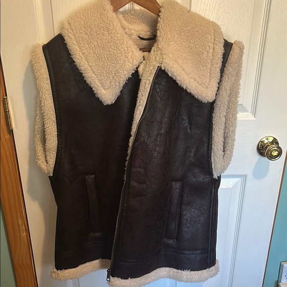 American Eagle- NWT- Brown and Cream Shearling Vest - Picture 1 of 4